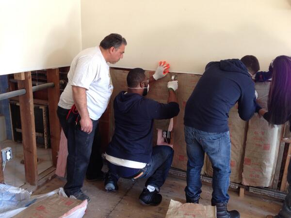 UnitedWay's tweet image. #Giants @JustinTuckNYG91 and @VINNYGUADAGNINO helping rebuild a home at @MTV @mtvU #SpringFix with @UnitedWay