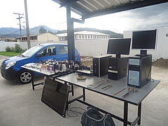 PoliciaEcuador's tweet photo. PASA LA VOZ: en #Otavalo detuvimos a dos sujetos acusados de robo a local comercial http://t.co/dRwSZP8LXI RT http://t.co/4bGDuV67wr