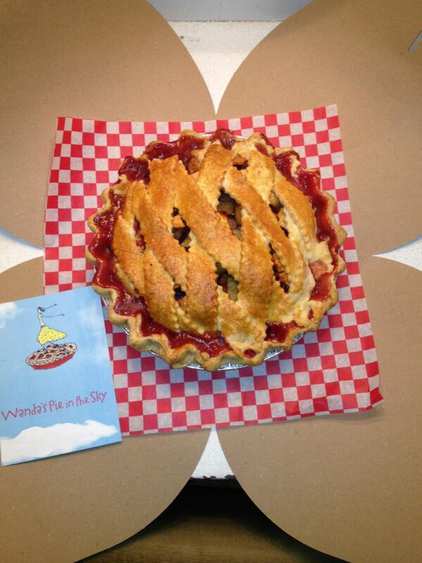 AmitaiMars's tweet image. Fuck flowers, how 'bout some opening night pie?

#appleraspberry
#ithinkmygfmightbethegreatest