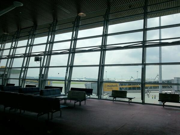 Vivian_smallbug's tweet image. waiting for boarding