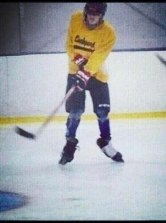 LesCouilles's tweet photo. Chevilles molles.. Patins bien serrés pour être certain de pas perdre son edge dans les coins de patinoire #couille http://t.co/DJkTOS3wzp