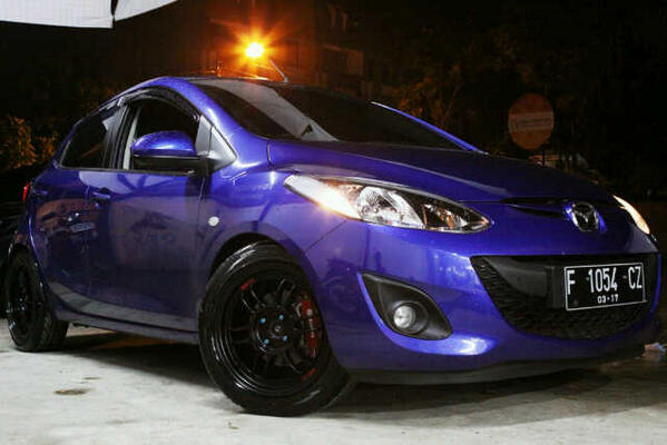 Mazda 2 using velg Enkei RPF1