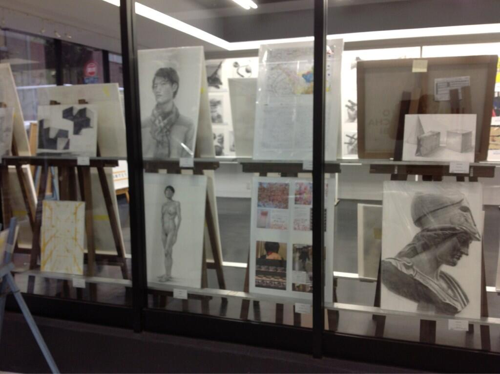 御茶の水美術学院 先端芸術表現科講師の川口です 現在 お茶美の1階のガラス張りのスペースで合格者作品展を開催してます 先端の素描 小論 ポートフォリオの一部が展示されているので 参考にしてみてください Http