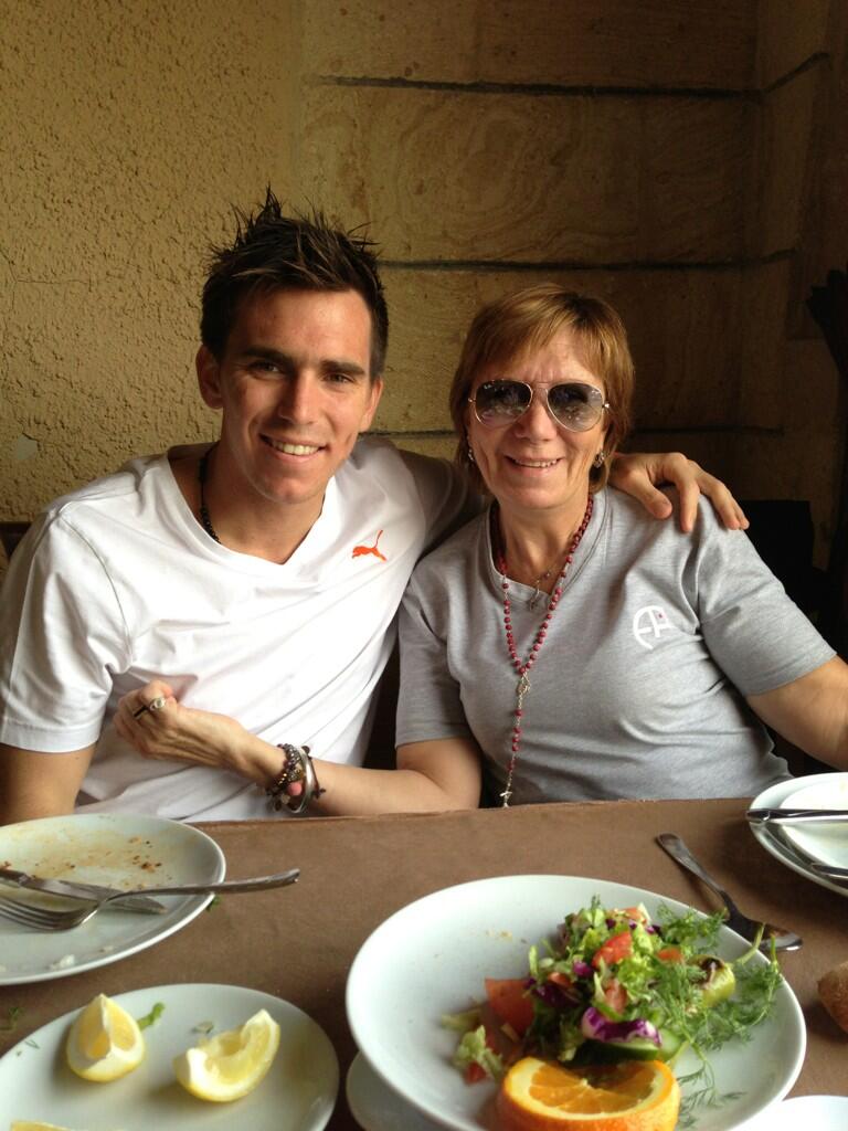 [Resim: BG2HV_fCAAAONzD.jpg:large]