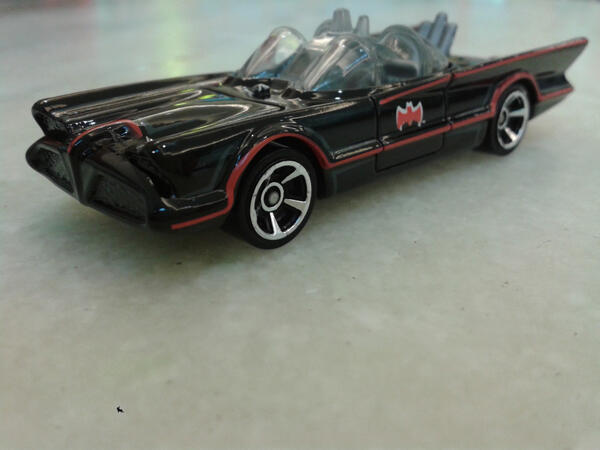 Aliboni's tweet photo. Para vc que gosta de carrinhos da hotwheels(2)... Batmóvel http://t.co/plLW52fO8i