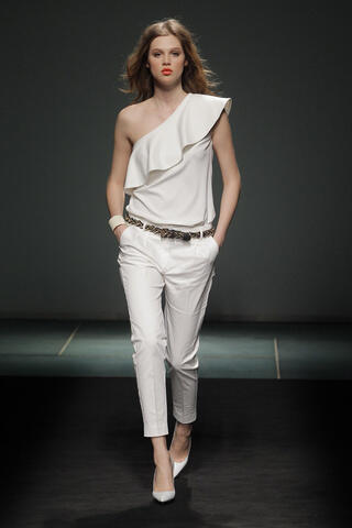 palmacea's tweet photo. Blanco imprecable es la tendencia de esta primavera. Se le unen los flecos y los detalles en colores oscuros y dorado http://t.co/itn0hvSJRt