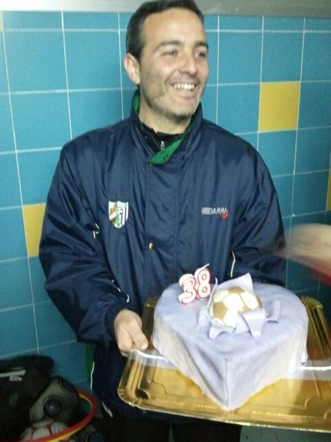 Esperemos que haya pasado un felíz día de cumpleaño el míster junto a todo el equipo.