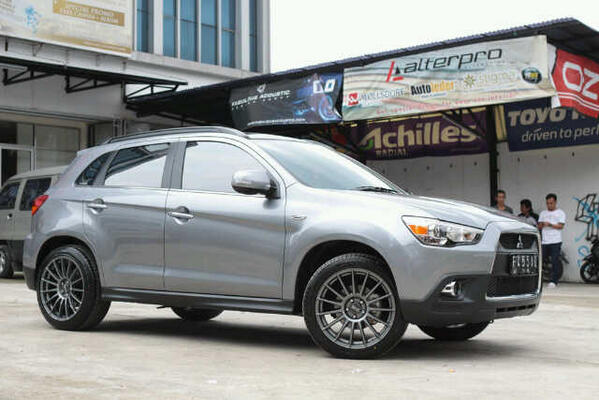 Mitsubishi Outlander with Velg OZ Superturismo LM '19 and Accelera PHI 245/45 r19.