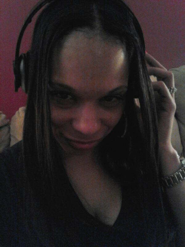 brittani134's tweet photo. That old skool fifty cent n my ear.... http://t.co/bTWMEiI4nP