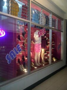 StunnaJamaica's tweet photo. @Stuniques the hottest Fashion Store in Montego Bay ask @ChiChingChingJA or @StunnaJamaica its a good look #fashion http://t.co/jyp1Oq3p0O