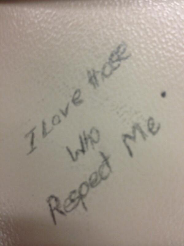 TheOneOlivia's tweet image. #cutelittlenote #librarytable #studying