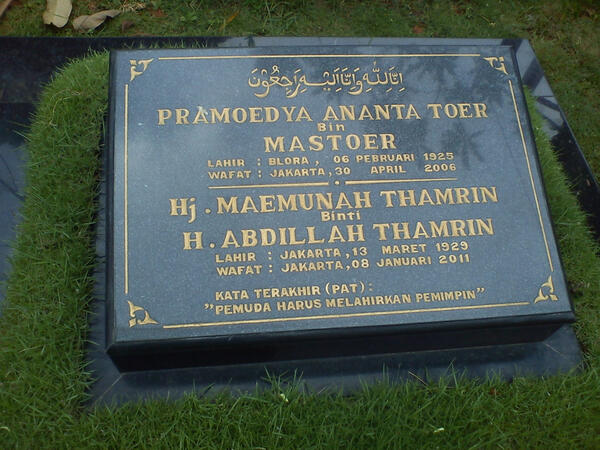 Bahkan di nisannya pun dia masih bicara lantang buat kita. PEMUDA HARUS MELAHIRKAN PEMIMPIN.