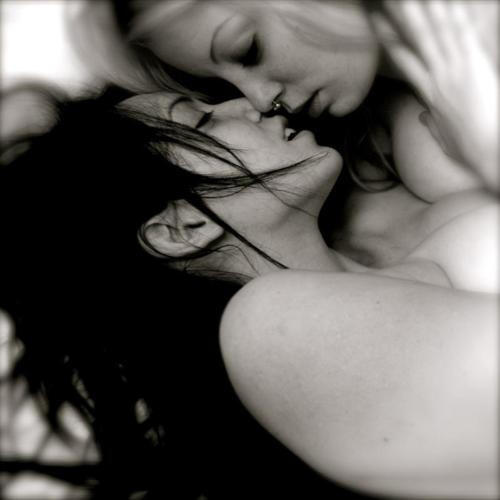 lezbelesbians's tweet photo. Cute girls kissing. http://t.co/wYCI9ddwLG