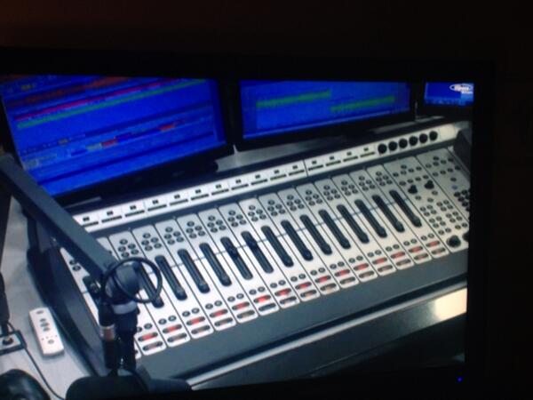 russojulien's tweet image. En mode gros kiff sur la cam de @RadioEspace #Nedécolleplus #RadioAddict #PassionRadio