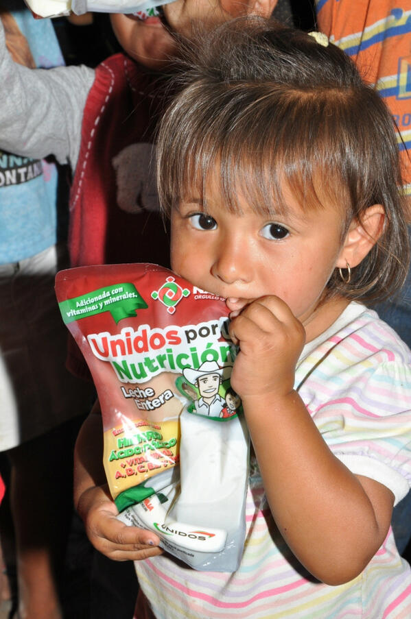 DIF_NAYARIT's tweet photo. Agradecen habitantes de Huajicori al Gobierno de la Gente entrega de Leche http://t.co/RlKkD4YBde