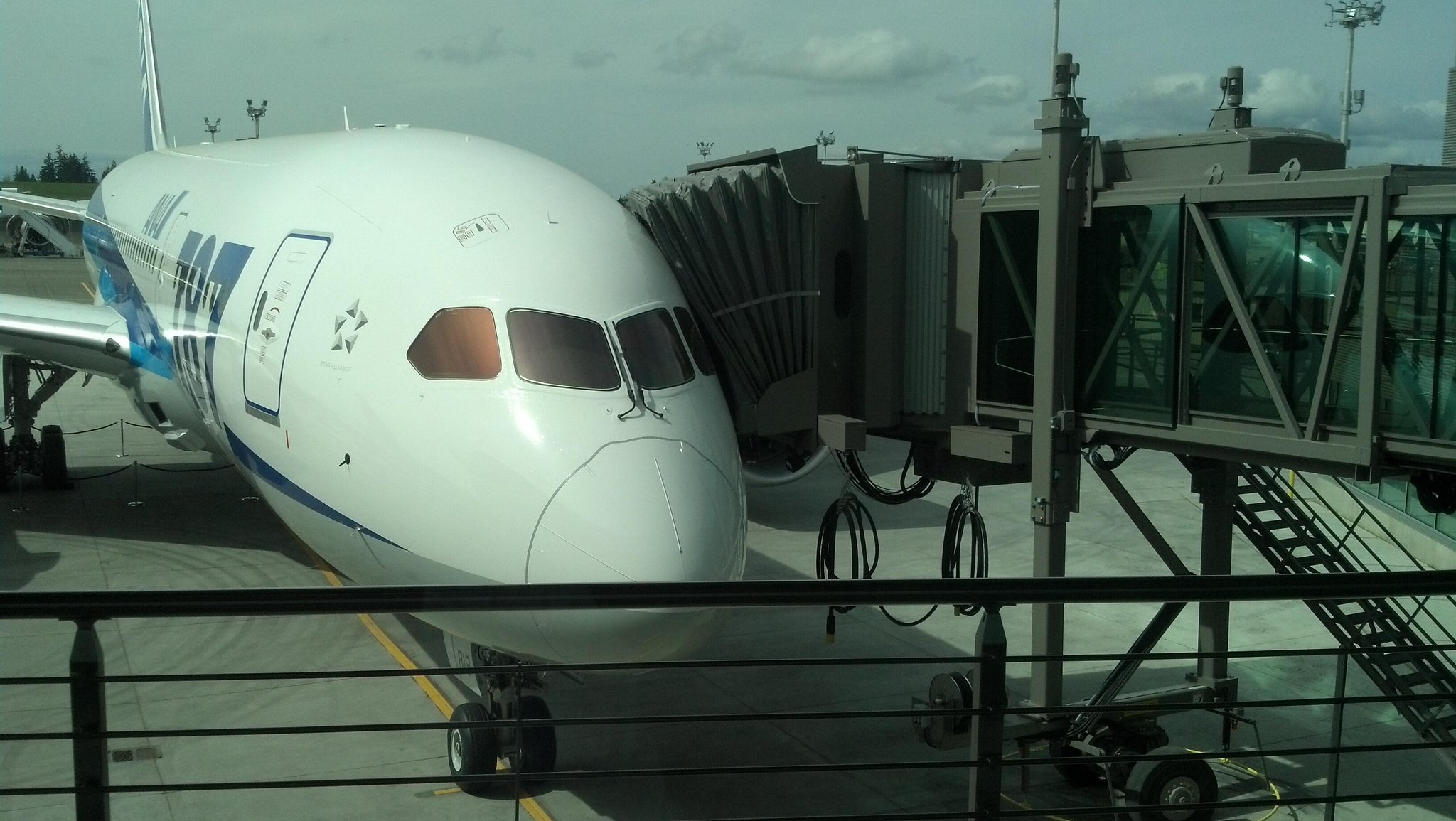 Why Don't Any US Airports Have Glass Jetbridges?