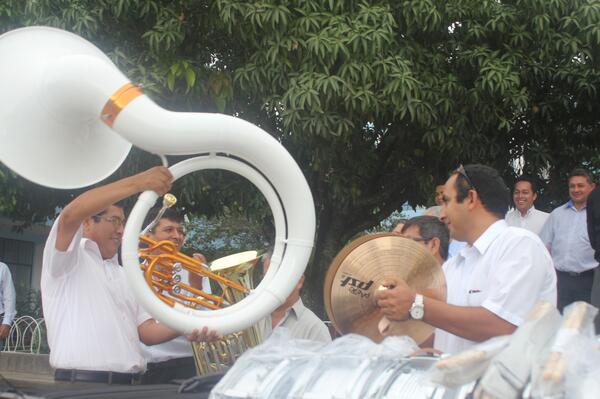 mpj2012's tweet image. DOCENTES Y PADRES DE FAMILIA DEL 17001 AGRADECIERON A ALCALDE DE JAÉN - PERU POR DONACIÓN DE INSTRUMENTOS MUSICALES