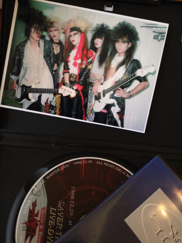 Takaichi サーベルタイガーのレムさんがプレゼントがあると言うので遊び行ったら洋服頂きました 大ファンのtoki君へとdvdも2枚貰ったよ 当時のhideさんもカッコ良いね これからオメドリちゃんのrecだよ Http T Co Zzmce0nlzh