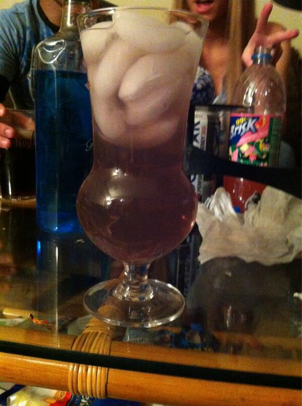 Ashley_maeee's tweet image. Yay for drinking 😊 #prettydrank #prettyglass