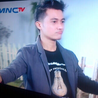 HopeRev's tweet photo. tambah ganteng ya kk :D “@Hallucionist: :) RT @RainbowOfficial: Kaos dari @HopeRev http://t.co/lYm44x6qvP”