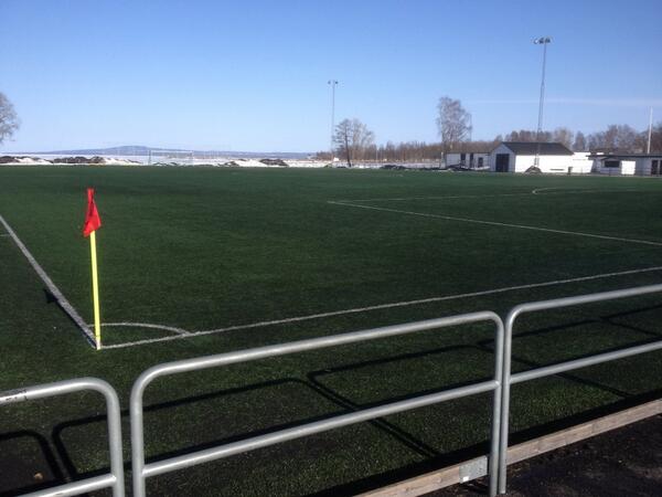 burken1974's tweet image. Är vi i behov av mer konstgräs #tomt#hyffsatväder#lingon