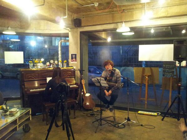 cafesecond_step's tweet photo. 오늘은 저희 신설동카페 세컨스텝의 봉봉스테이지가 있는 날이죠.
바로바로 소심한오빠, 소빠의 단독공연!
그에 앞서  재즈듀오 에이티에잇이 무대를 빛내주고있네요.^^ http://t.co/RCjPAAHzt7
