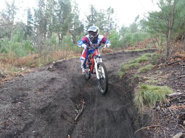 MarcoBmx_21's tweet photo. Mini dh en el vigobike contest...por la tarde entrenos y mañana carrera http://t.co/jG053fdQfg