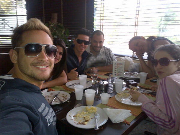 HenryLicettFans's tweet photo. “@HenryLicett: Desayunando en Barquisimeto con el equipo del @ShowDelPene Buenos días mi gente. http://t.co/q1nx5NQtJY”