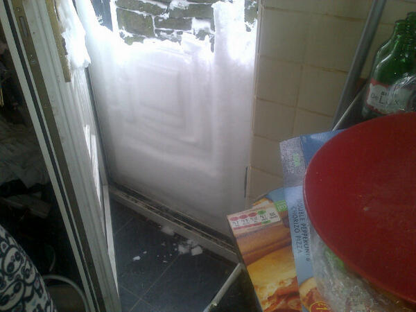 leia_jayne's tweet photo. Can't get out ;'( http://t.co/GuKhf8HDmE