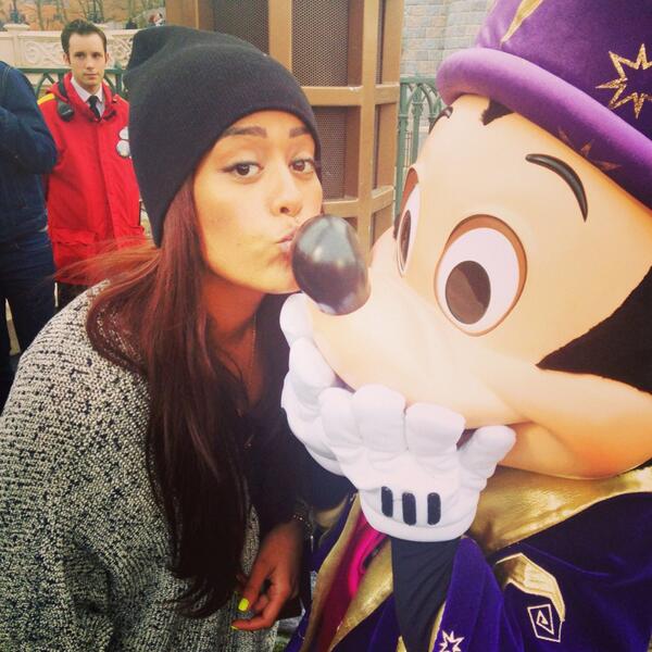 amel_bent's tweet photo. Oulalalalaaaaaaaa , je l'aime lui!!!❤💜💚💙💛
#disney20ext http://t.co/u12rYJbD49