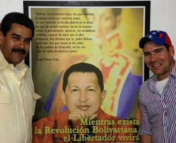 vwinstonv's tweet photo. De la Mano Con DIOS d la Mano Con el Pueblo y Con CHÁVEZ en el ♡..@NicolasMaduro  PRESIDENTE http://t.co/AuQ6Pk6wPN
