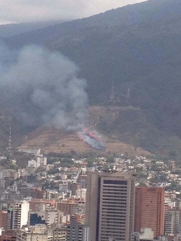 Leonardo_Padron's tweet photo. Arde el Ávila, a la altura de la Florida. http://t.co/p8Ggxqnxw7