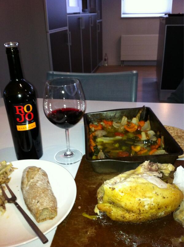 jpdepoorter's tweet image. @WijnvanBoot heeft er een neus voor! Wat een smaakdie #rojo. Ojojoj. Super bij eten, dit keer ovenkip &amp;amp; -groenten.