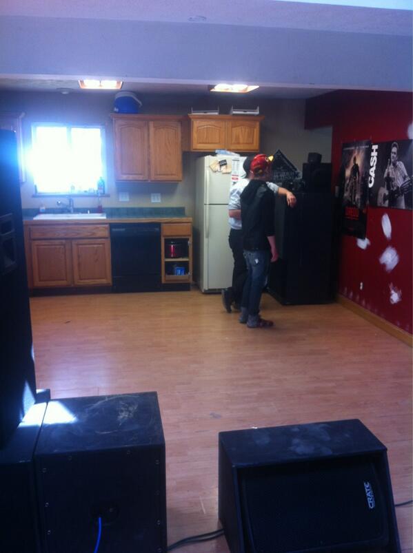 Iwilldefineband's tweet image. Lets pack this kitchen today.