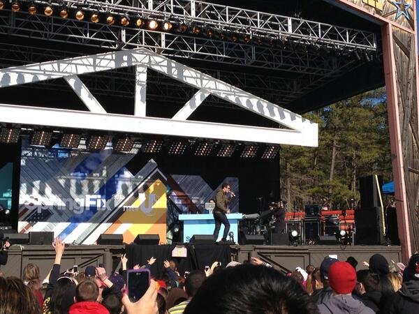 MTVPress's tweet image. .@timeflies is bringing it! Can't wait for @NeYoCompound #SpringFix