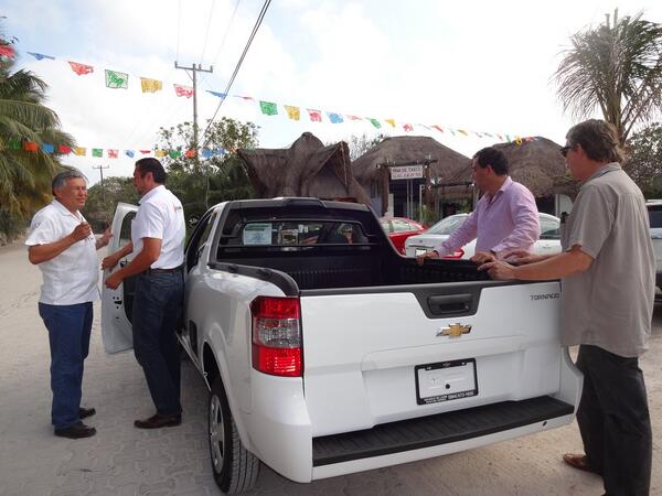 CAPATULUM's tweet photo. @betoborge  Vecinos de Akumal Norte agradecen al gobernador Roberto Borge ampliación de red de agua potable http://t.co/xtGk33aH6e