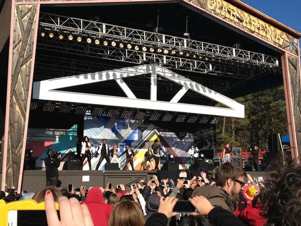 MTVPress's tweet image. . @NeYoCompound is thanking the volunteers for all their help this week. #SpringFix