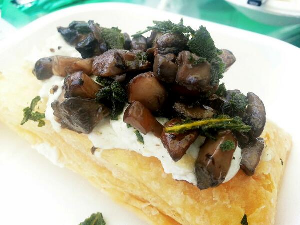 RoshniBajaj's tweet image. Yes! "@BombilTimes: Heading to @TasteMumbai #BombilSunday? Do... Not... Miss... Graffiti's goat cheese pizza. http://t.co/sHbQJOjEef"