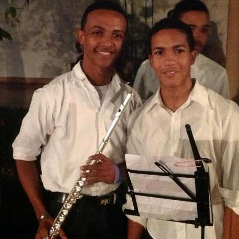 reflejosrd's tweet photo. nuestro flautista y su asistente Jose israel http://t.co/m12kY0AOzj