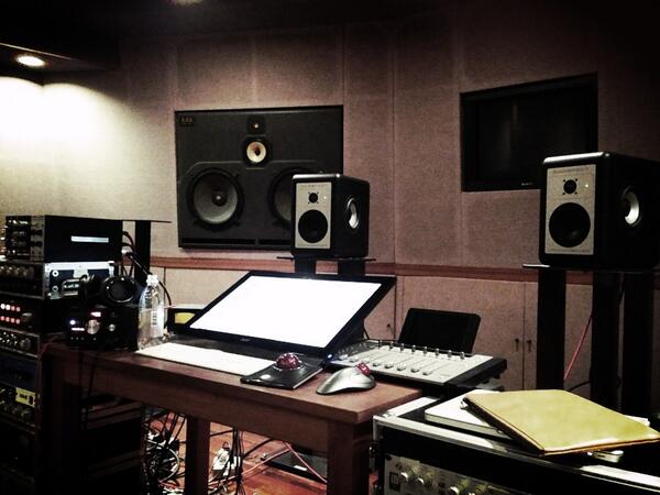 KSKFUJ's tweet photo. 久々に新しいスピーカーでMIXは新鮮。高いからまだ買ってないけど。 http://t.co/GM4LF6zAGV