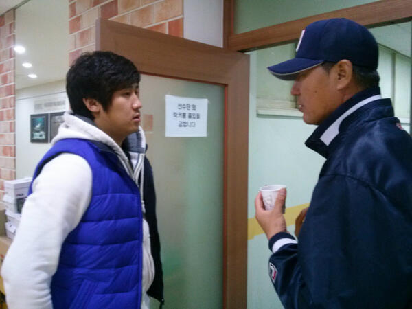 doosanbears1982's tweet photo. [메디컬리포트] 이용찬 선수가 재활 중 선수단 인사를 위하여 야구장을 방문하였습니다. 치료를 마치고 3/26(화) 2군훈련에 합류하여 재활을 계속합니다. 많은 성원 바랍니다. http://t.co/daEQd6ZNEW