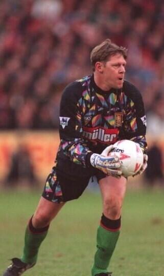 Retro_jerseys's tweet image. Nigel Spink, sporting what can only be describe as disco lights! #retrofootballjerseys #astonvilla