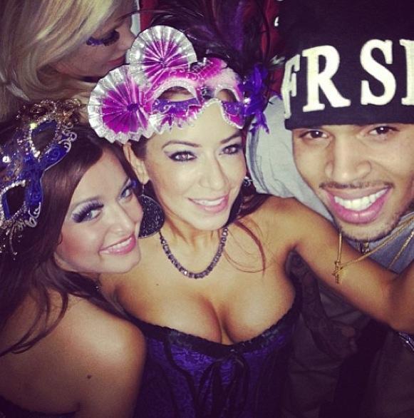 YoAmoaBreezy's tweet photo. Chris brown anoche en la mansion Playboy LA http://t.co/OwODOVNkbP