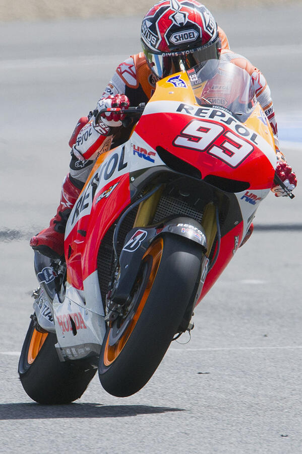 marcmarquez93's tweet photo. 2º día de test, ya en seco! Aún conociendo líneas con la MotoGP.. Saludos!! / 2nd day of test, finally in dry! Hugs!! http://t.co/Kq5AvtZu8M