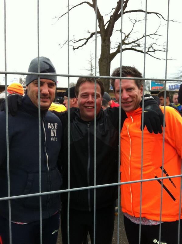 kimbijl's tweet image. De mannen staan klaar voor de #venloop 21 km hardlopen!