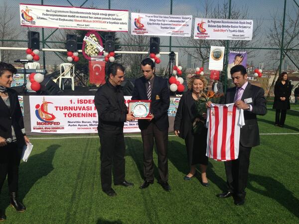 Sivas'lı hemşerilerimiz ve dernek Yönetimi'de desteklerimizden dolayı plaket ve cicek takdim ettiler.tesekkur ederim