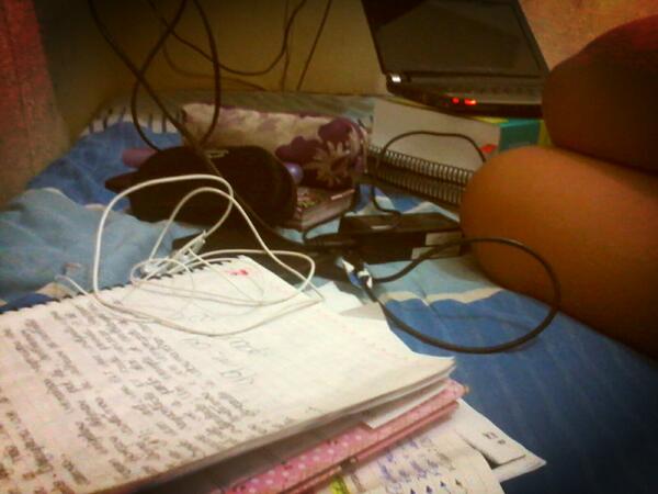 emillyclaudia's tweet photo. ... Boooooom dia pessoas... Hj é acordar, estudar, estudar e estudar... http://t.co/5si2FKNWRv