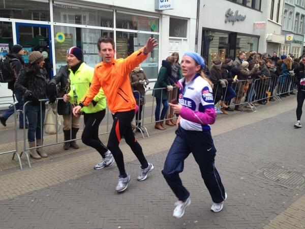 kimbijl's tweet image. Trots op mijn man! Halve marathon #venloop in 1 uur en 56 minuten.