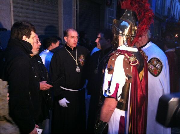 guillemroset's tweet image. Els resp. de la processó del #prendiment de #setmanasantamataro estan decidin si segueixen amb la processó x la pluja