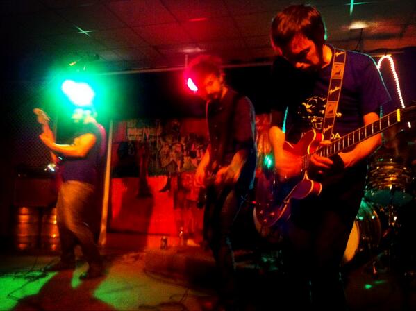 MTebarA's tweet image. En los #SonicSundays de @El_Quirofano 1ª operación con mural de fondo y Rock&amp;amp;Roll del bueno por #TeaBaggers con teína